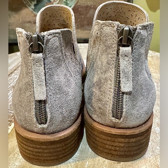 EUC Sofft “Barrosa” Laser Cut Light Grey and Silver Metallic Bootie. Size 7 - Picture 5 of 10